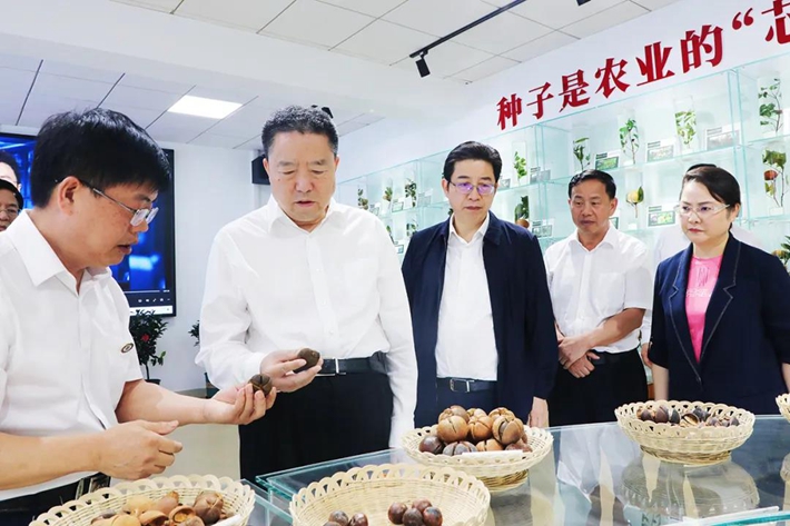 毛万春在中南林业科技大学宣讲调研:在科技赋能优势产业发…